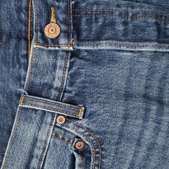 Levi's Women's Short Shorts - Picture 3 of 8